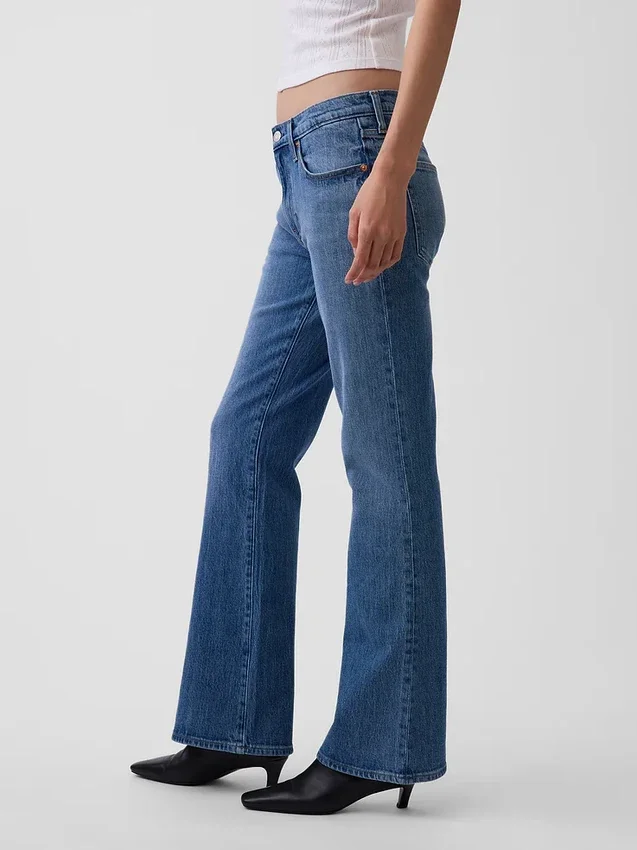 Jeans med medelhög midja och avslappnad passform i bootcut-modell