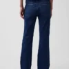 Jeans med medelhög midja och avslappnad passform i bootcut-modell