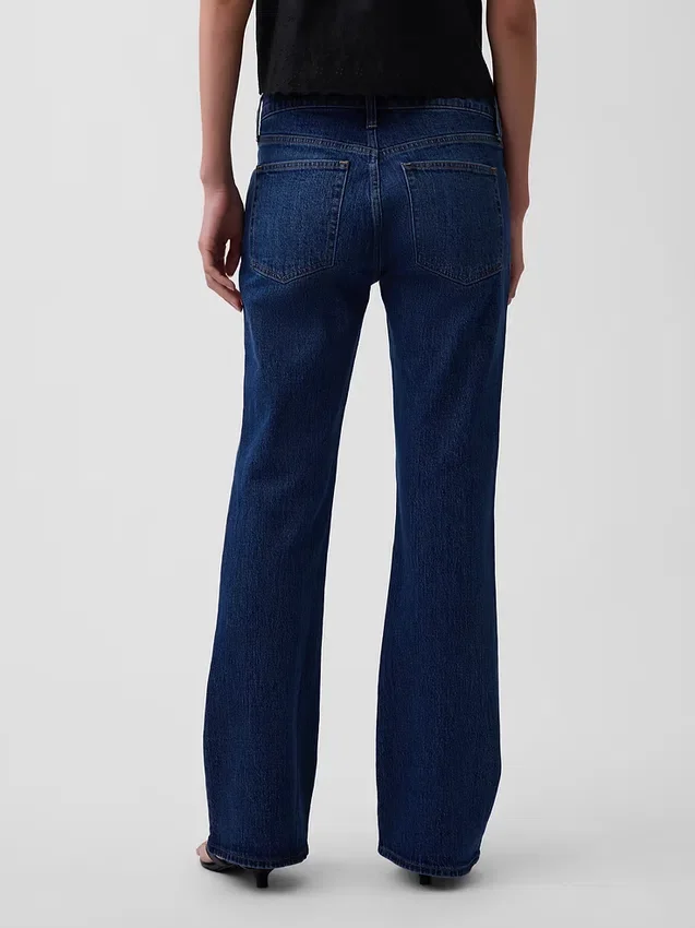 Jeans med medelhög midja och avslappnad passform i bootcut-modell