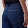Jeans med medelhög midja och avslappnad passform i bootcut-modell