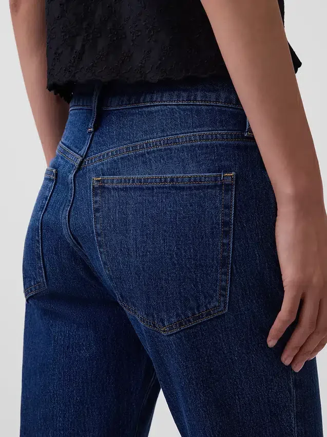 Jeans med medelhög midja och avslappnad passform i bootcut-modell