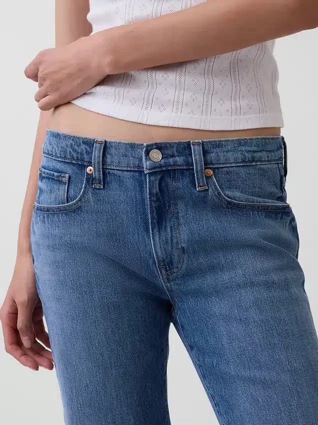 Jeans med medelhög midja och avslappnad passform i bootcut-modell