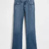 Jeans med medelhög midja och avslappnad passform i bootcut-modell