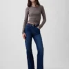 Jeans med medelhög midja och avslappnad utsvängd passform