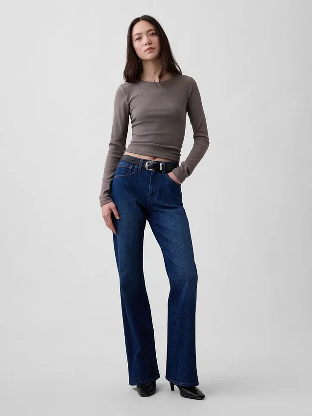 Jeans med medelhög midja och avslappnad utsvängd passform