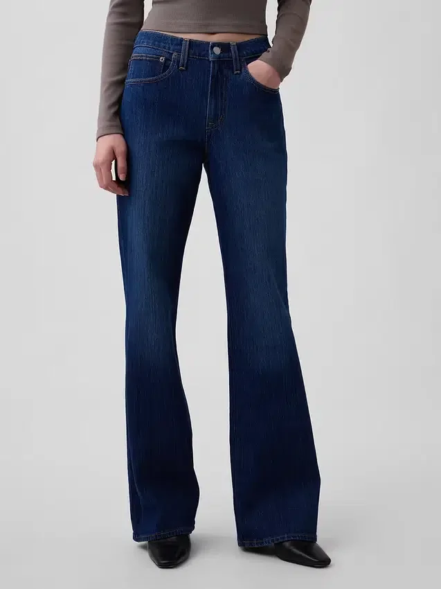 Jeans med medelhög midja och avslappnad utsvängd passform