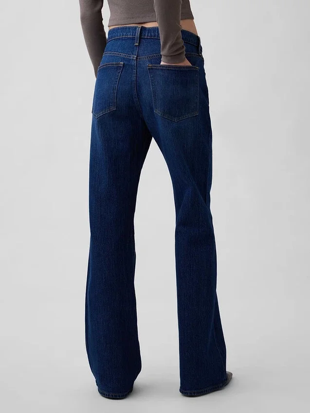 Jeans med medelhög midja och avslappnad utsvängd passform