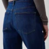 Jeans med medelhög midja och avslappnad utsvängd passform