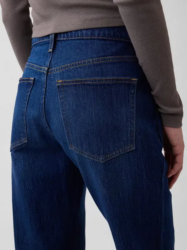 Jeans med medelhög midja och avslappnad utsvängd passform