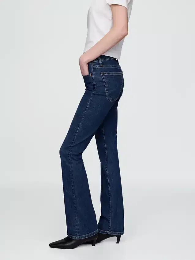 Jeans med medelhög midja och babyboot-ben