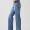 Jeans med medelhög midja och raka, avsmalnande ben