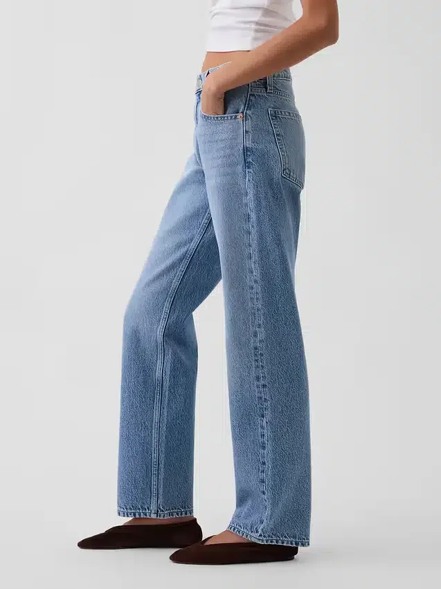Jeans med medelhög midja och raka, avsmalnande ben