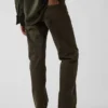 Jeans med medelhög midja och raka, avsmalnande ben