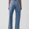 Jeans med medelhög midja och raka, avsmalnande ben