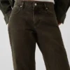 Jeans med medelhög midja och raka, avsmalnande ben