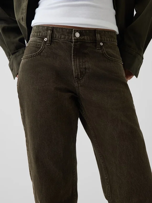 Jeans med medelhög midja och raka, avsmalnande ben