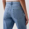 Jeans med medelhög midja och raka, avsmalnande ben