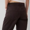 Jeans med medelhög midja och raka, avsmalnande ben
