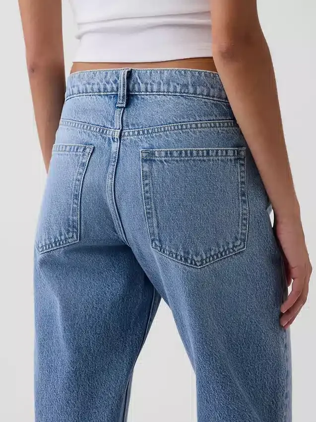 Jeans med medelhög midja och raka, avsmalnande ben