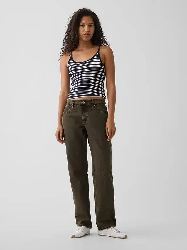 Jeans med medelhög midja och raka, avsmalnande ben