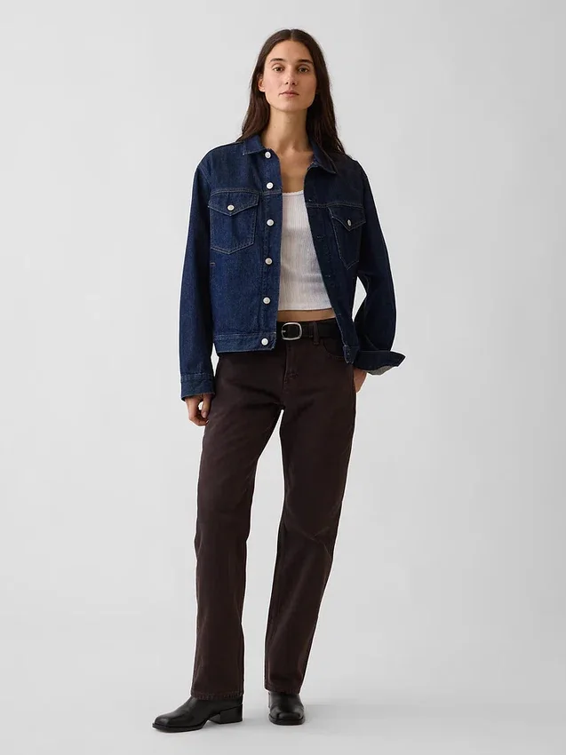 Jeans med medelhög midja och raka, avsmalnande ben