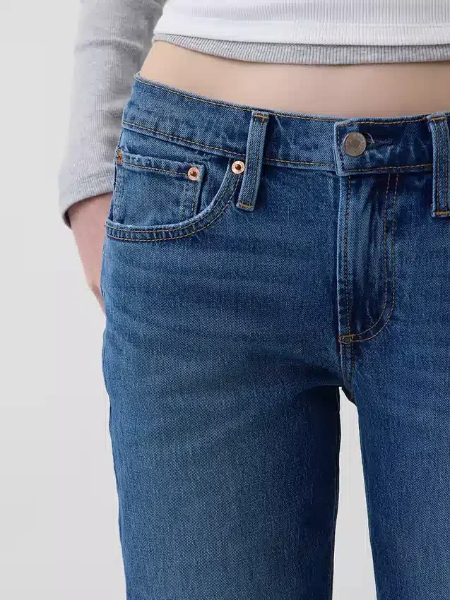 Jeans med medelhög midja och rakt snitt