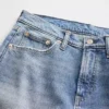 Jeans med medelhög midja och rakt snitt