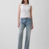 Jeans med medelhög midja, smal bältesöppning och avslappnad rak passform