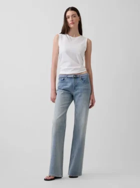 Jeans med medelhög midja, smal bältesöppning och avslappnad rak passform
