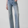 Jeans med medelhög midja, smal bältesöppning och avslappnad rak passform