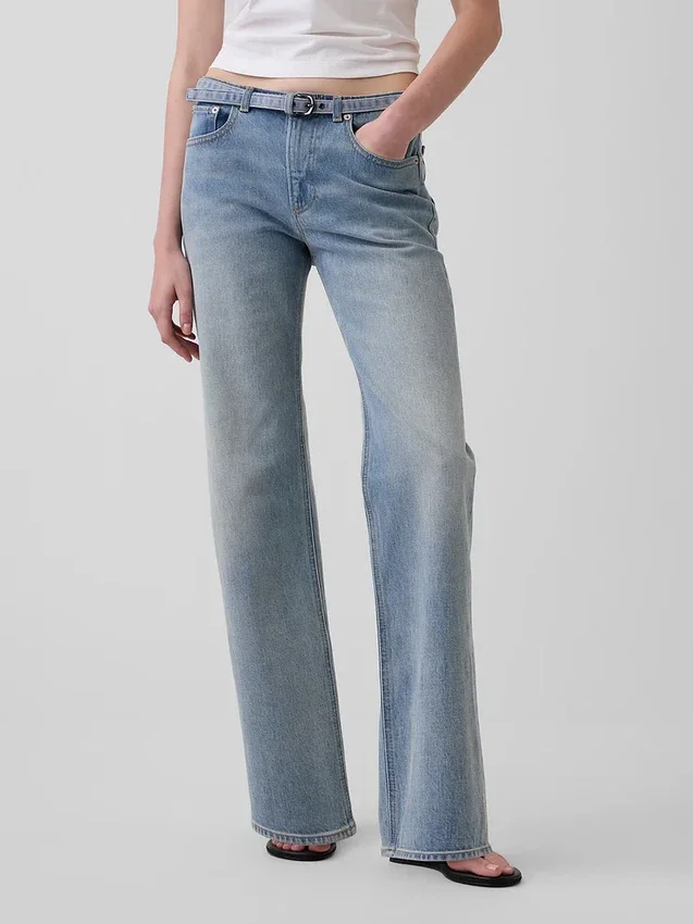 Jeans med medelhög midja, smal bältesöppning och avslappnad rak passform