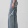 Jeans med medelhög midja, smal bältesöppning och avslappnad rak passform