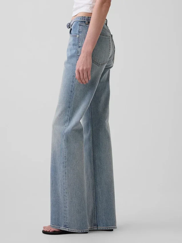 Jeans med medelhög midja, smal bältesöppning och avslappnad rak passform