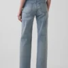 Jeans med medelhög midja, smal bältesöppning och avslappnad rak passform