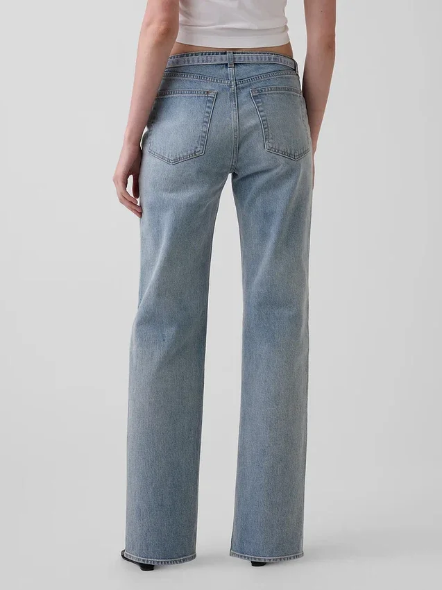 Jeans med medelhög midja, smal bältesöppning och avslappnad rak passform