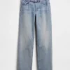 Jeans med medelhög midja, smal bältesöppning och avslappnad rak passform