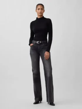 Jeans med medelhög midja, styv passform och avslappnad utsvängd benform