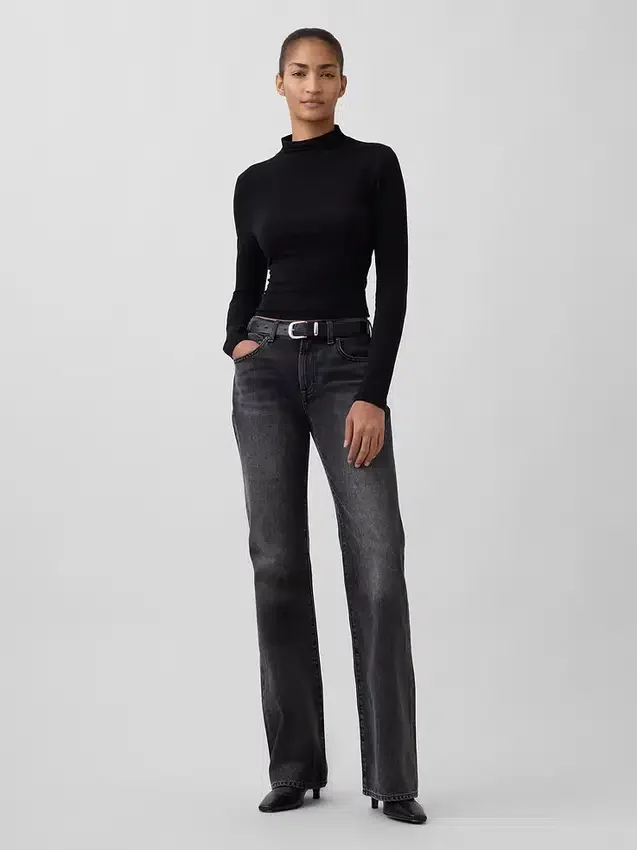 Jeans med medelhög midja, styv passform och avslappnad utsvängd benform