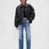 Jeans med medelhög midja, styv passform och avslappnad utsvängd benform