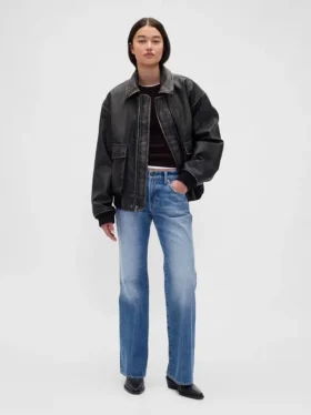 Jeans med medelhög midja, styv passform och avslappnad utsvängd benform