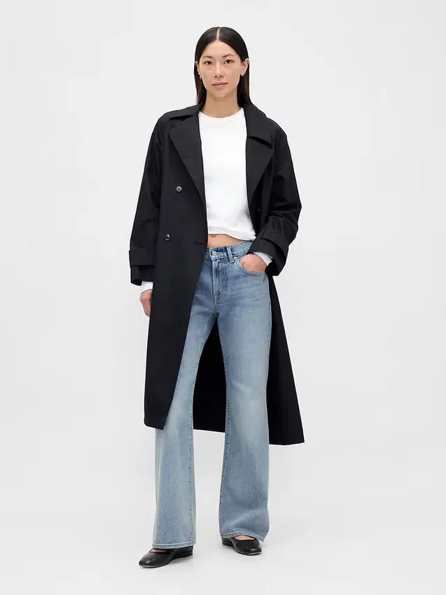 Jeans med medelhög midja, styv passform och avslappnad utsvängd benform