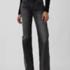 Jeans med medelhög midja, styv passform och avslappnad utsvängd benform