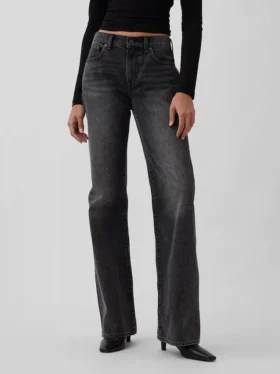 Jeans med medelhög midja, styv passform och avslappnad utsvängd benform