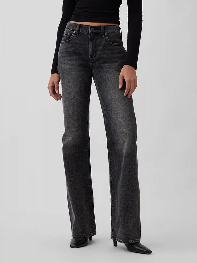 Jeans med medelhög midja, styv passform och avslappnad utsvängd benform