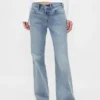 Jeans med medelhög midja, styv passform och avslappnad utsvängd benform