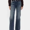 Jeans med medelhög midja, styv passform och avslappnad utsvängd benform