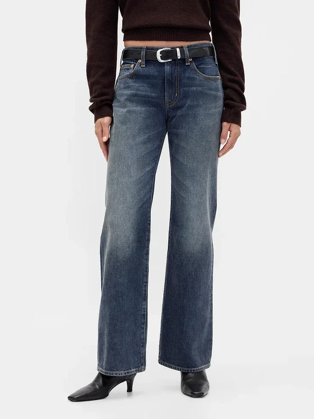 Jeans med medelhög midja, styv passform och avslappnad utsvängd benform