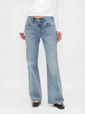 Jeans med medelhög midja, styv passform och avslappnad utsvängd benform
