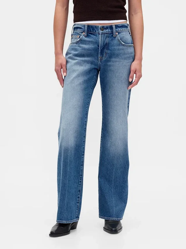 Jeans med medelhög midja, styv passform och avslappnad utsvängd benform