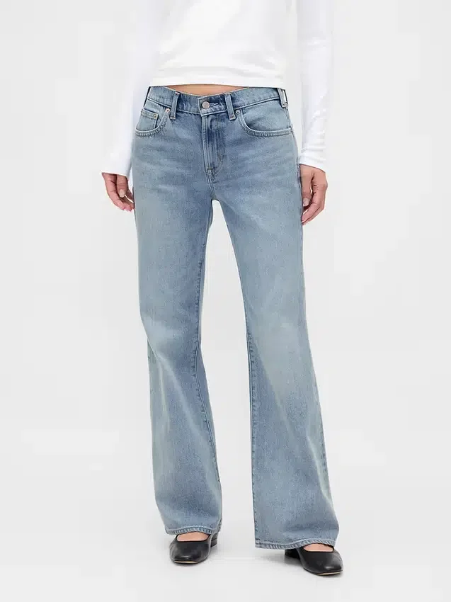 Jeans med medelhög midja, styv passform och avslappnad utsvängd benform